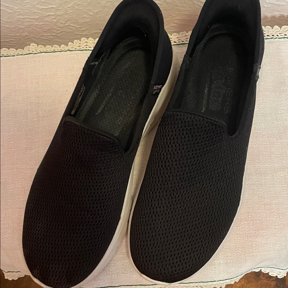 🚷🚷🚷BOGOHO 🚷🚷🚷Skechers Go Walk Women's Black Slip-On Sneakers - Picture 4 of 9